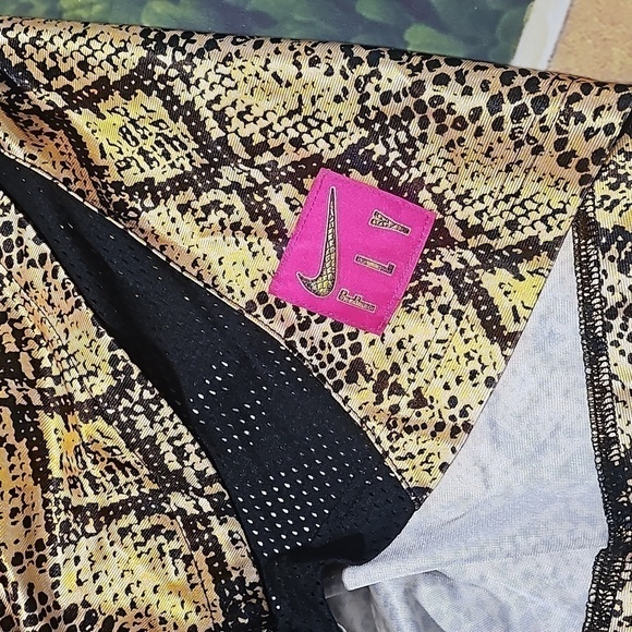 Nike Fly Gold Black Shorts Size Medium NWT - Picture 3 of 8